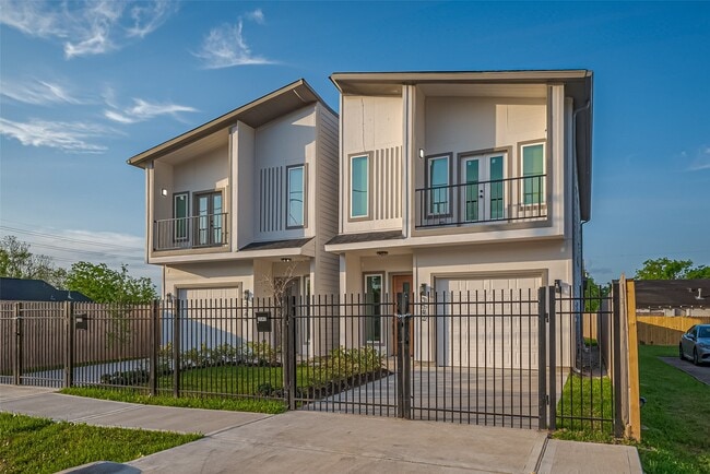 Building Photo - 3544 Mt Pleasant St