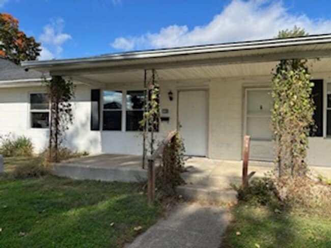 Building Photo - 3 BR Triplex in Martinsville