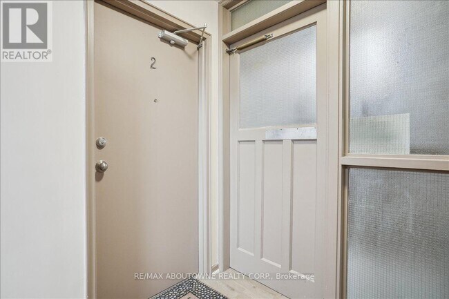 Photo - 2354 Queensway Dr Unit 2