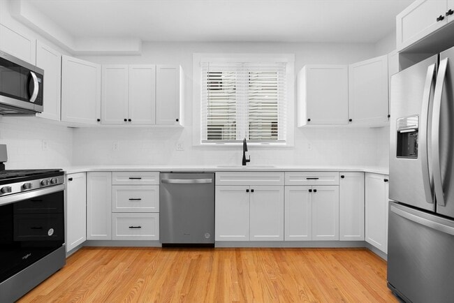 Building Photo - 21 Sydney St Unit 2