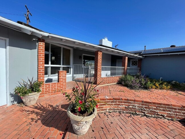 Charming 3-Bedroom Home with Included Util... - Charming 3-Bedroom Home with Included Util...