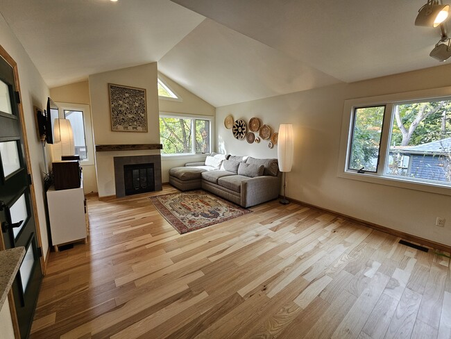 Building Photo - 808 Jones Dr