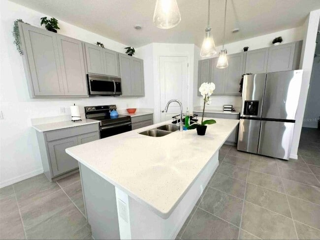 Photo - 2058 Derwent Dr