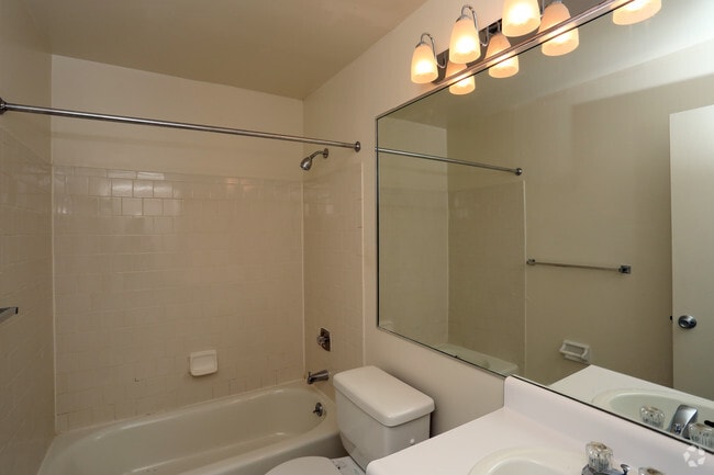 2 Bedroom 875 SF-Bathroom