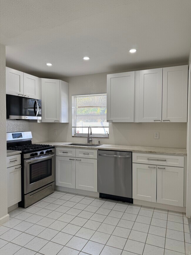 Photo - 4218 Des Moines St NE