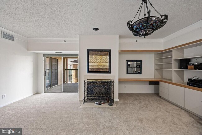 Photo - 6072 Main St