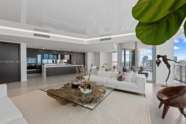 Photo - 851 NE 1st Ave Unidad PH5212