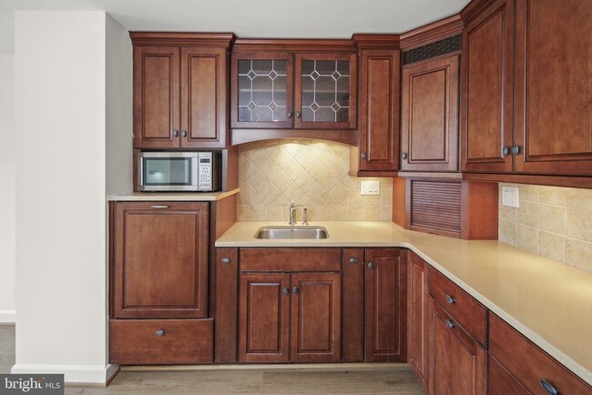 Building Photo - 8340 Greensboro Dr Unit 302