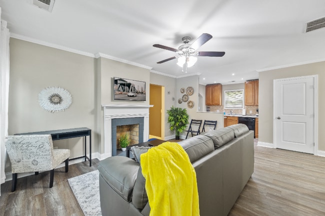 Photo - 825 Erin Ave SW