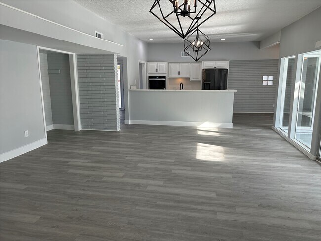 Photo - 5005 Tamarach Dr