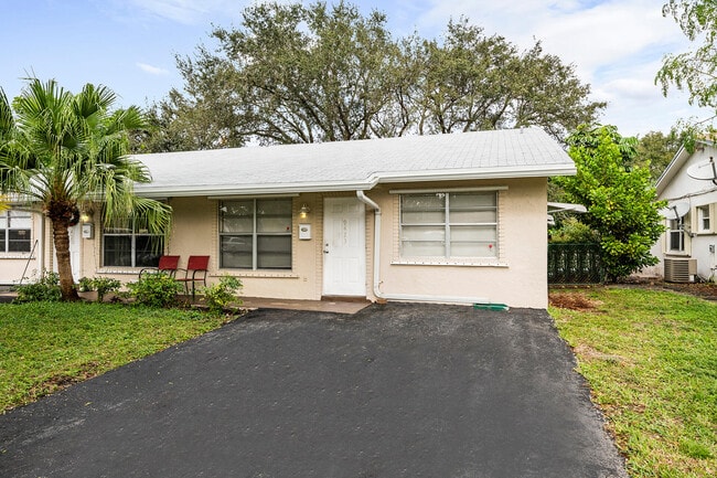 Building Photo - 9423 SW 52nd Ct