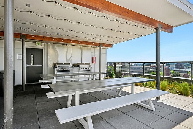 Study hard. Relax harder. Our rooftop lounge is the perfect spot to catch up with friends, soak in the Seattle skyline, or enjoy a well-earned break.