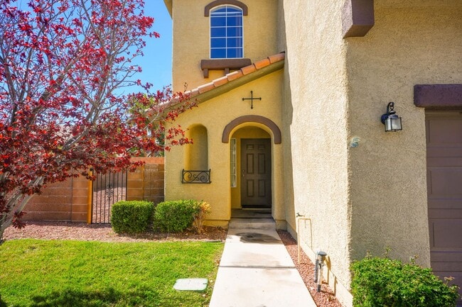 Photo - 3 Bed / 2.5 Bath Townhome with Loft, 2 Car Garage & Spacious Backyard – Southern Highlands