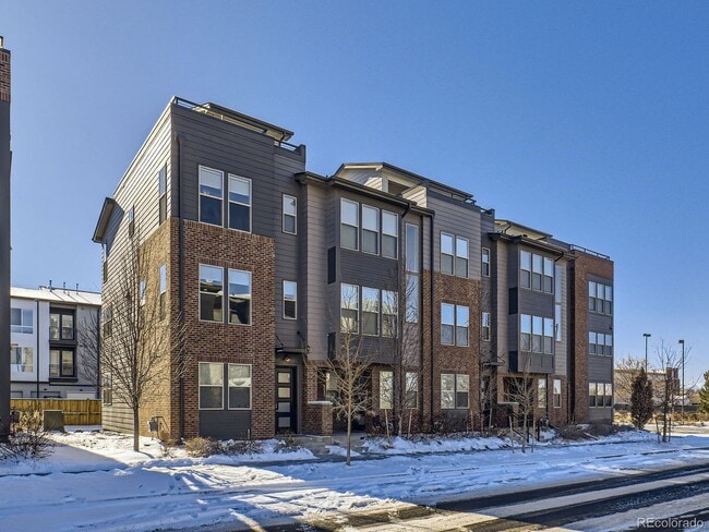 Building Photo - 2 bedroom townhome in Northfield Central Park Denver.