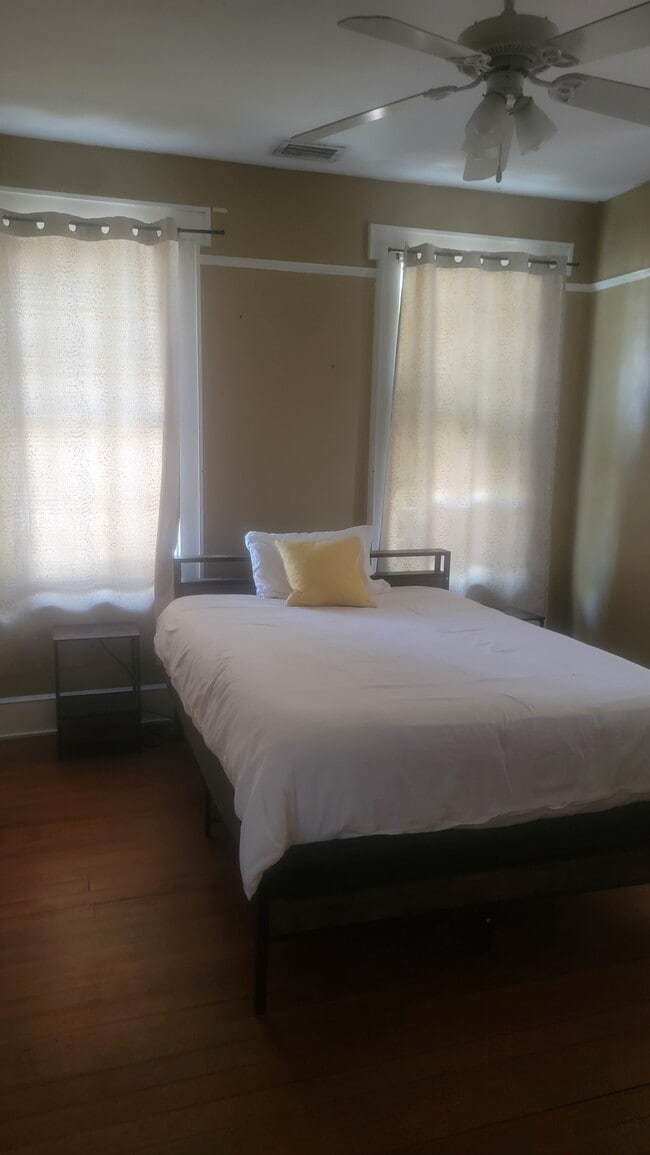 Photo - 146 W 6th St