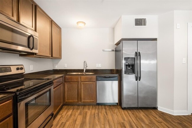 Building Photo - 924 E 51st St Rental