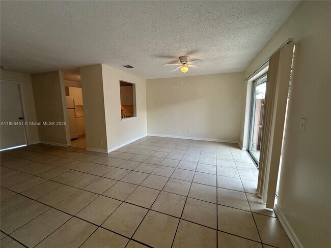 Photo - 910 Cypress Way E
