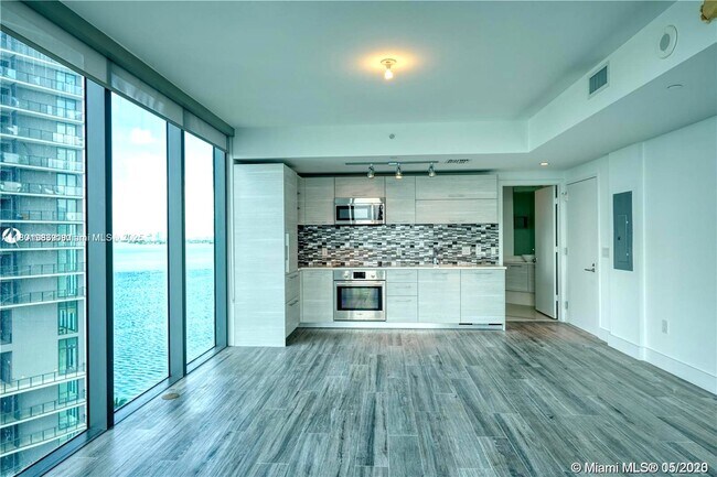 Photo - 650 NE 32nd St