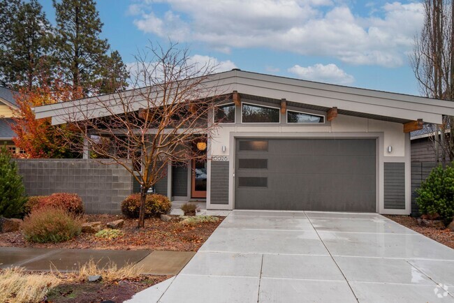 Building Photo - For Rent: Furnished Executive Home in Bend...