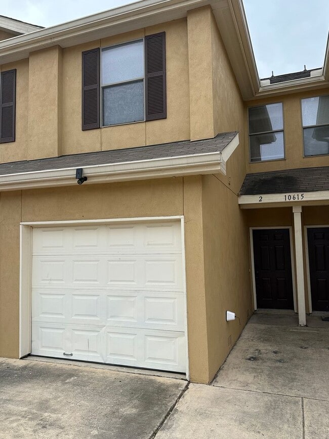 Building Photo - Townhouse available for IMMEDIATE move in