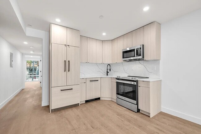 Building Photo - 18 E 13th St Unit 4