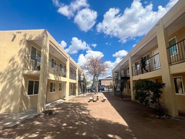 Photo - 915 Alvarado Dr SE