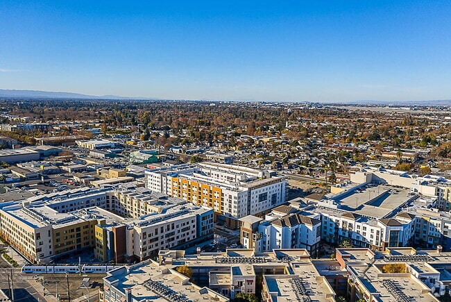 Building Photo - Silver Rental