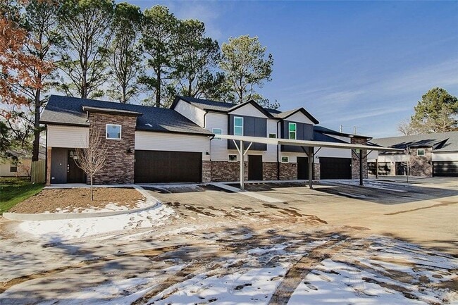 Building Photo - Beautiful 2 Bed, 3 Bath Home Just Off Weddington!