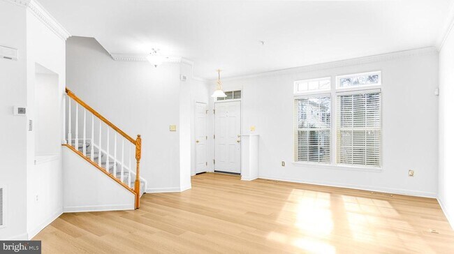 300 Dixon St