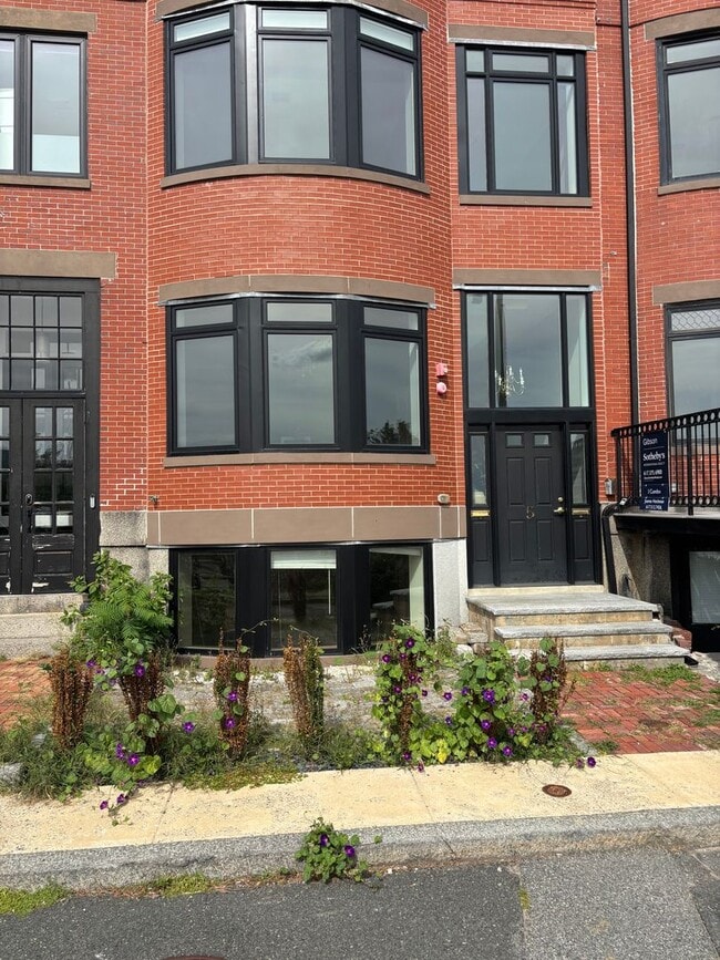 Building Photo - Jeffries Point Luxury Townhouse w/Spectacu...