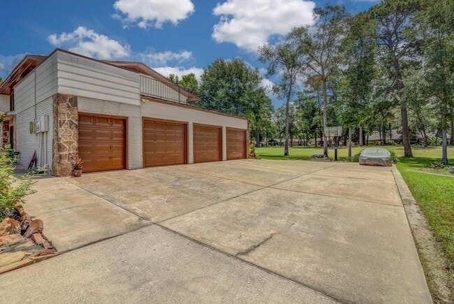 22 Winged Foot Dr