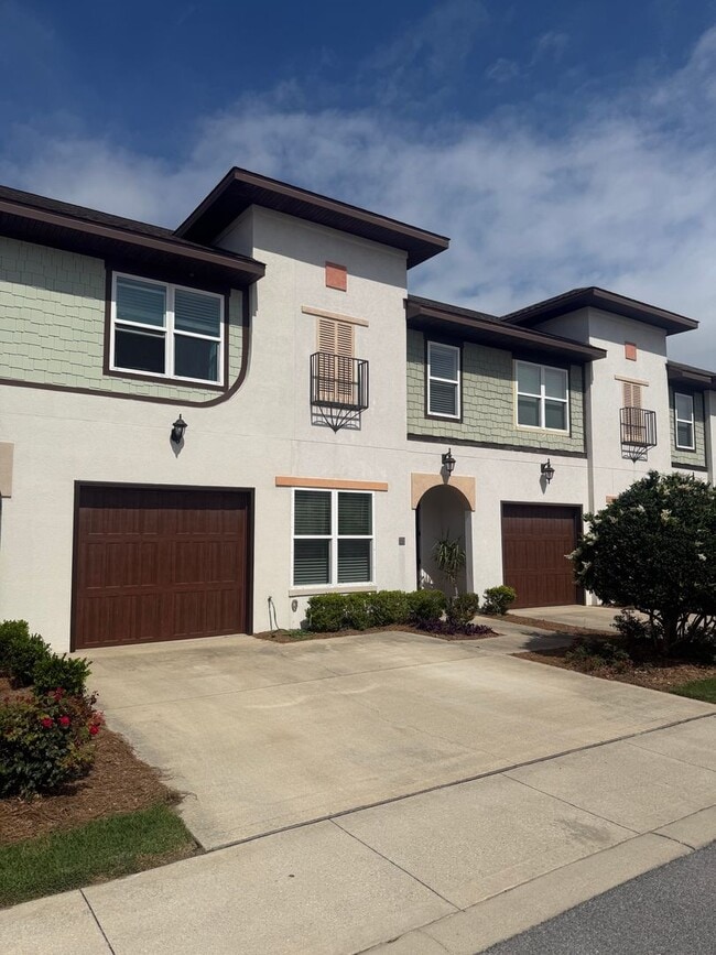 Building Photo - Updated Townhouse in Destin with Garage!