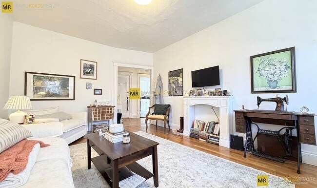 Building Photo - 240 Kelton St Unit 7