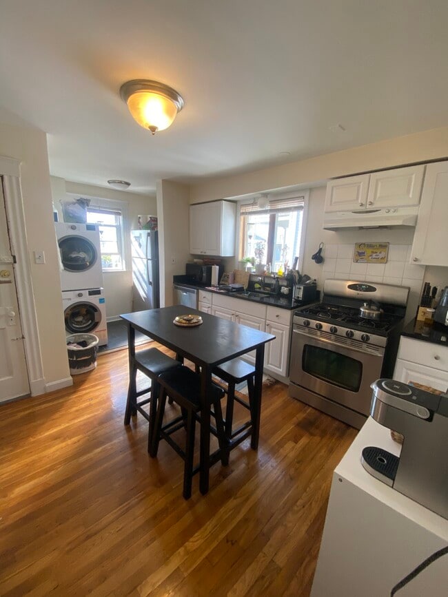 Building Photo - 38 Cherry St Unit #2