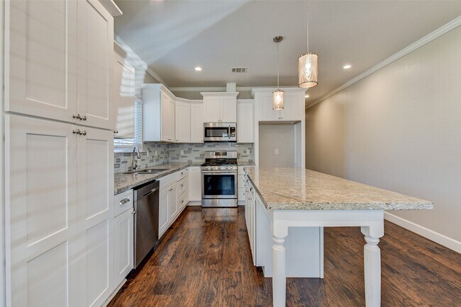 Photo - 8617 Dosia St