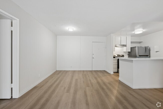 2BR, 2BA - 1100SF - Dining Room - Pacific Pointe Apartments