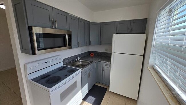 Building Photo - 16951 NE 18th Ave Unit 9 Rental