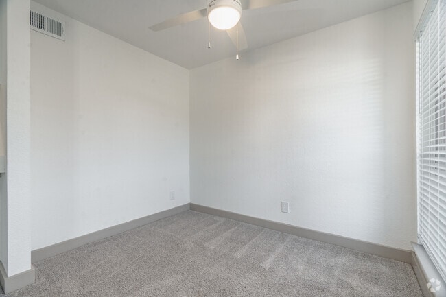1BRm 1BA - 660SF - Dining Room - Coronado North Apartments