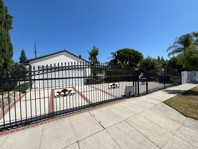 Building Photo - Single-Story 3-Bedroom Pool Home with RV P...