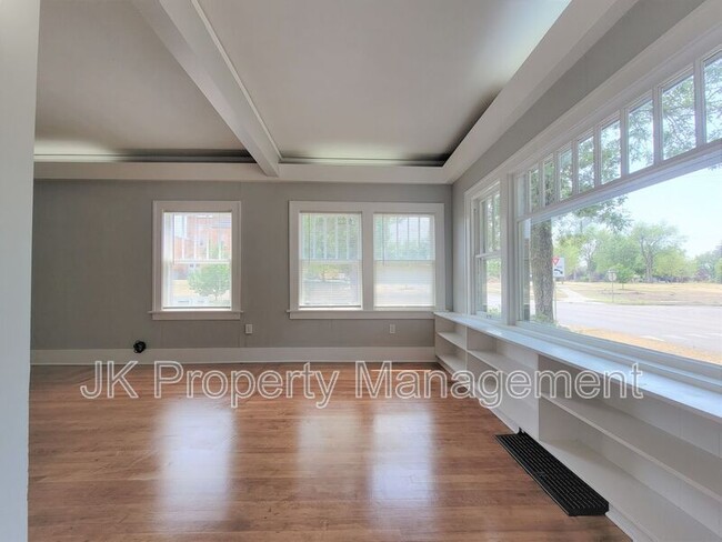 Photo - 301 25th St N