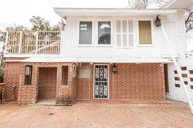 Building Photo - 1420 Corpus Christi St Unit 1