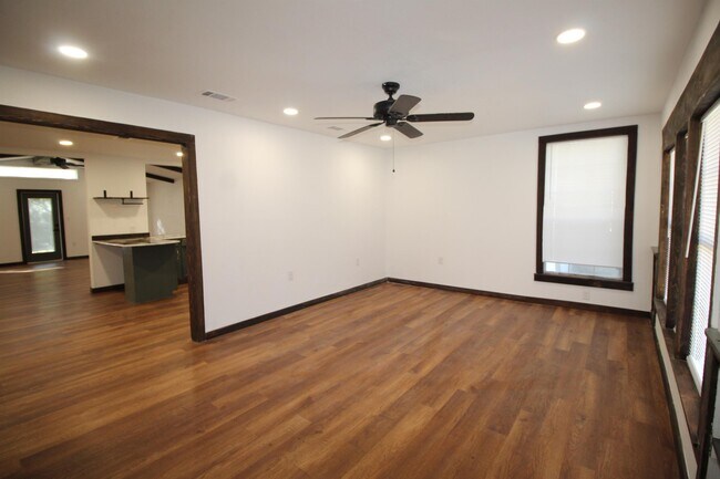 Photo - 1015 W Kuykendall St