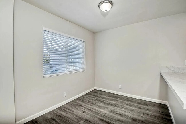 Photo - 204 W Los Angeles Dr