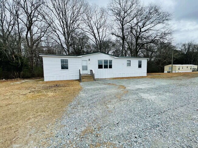 Photo - 3 BR, 2 BA doublewide in Pikeville school district