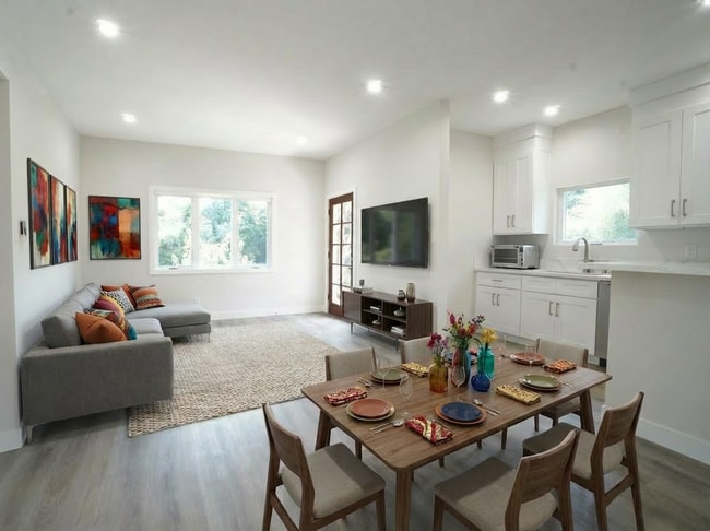 Photo - 6053 Selma Ave