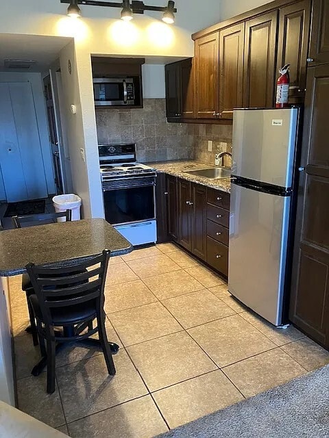 Building Photo - Tanglewood Villas