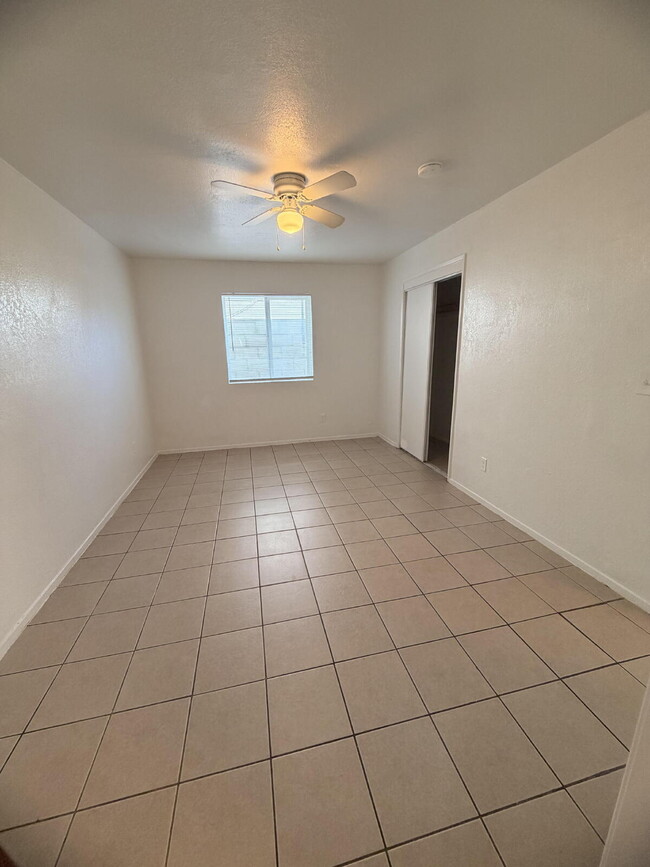 Building Photo - Spacious 3 Bed / 1 Bath Apartment with Open Layout & In-Unit Laundry Unit A