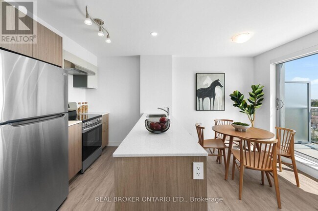 Photo - 100 Manett Crescent