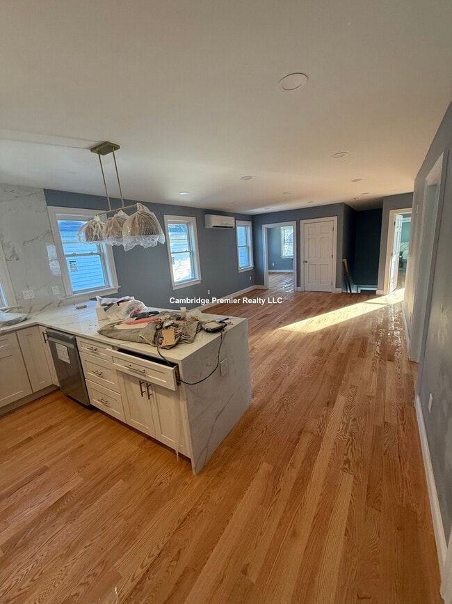 Building Photo - 8 Brentwood St Unit 2