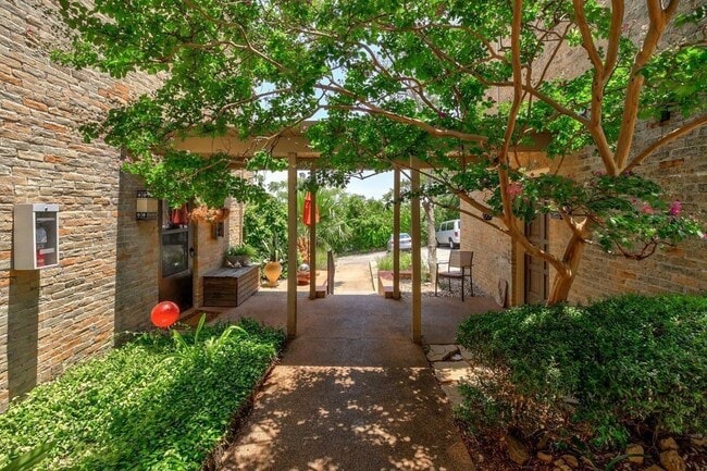 Building Photo - 3431 N Hills Dr Unit 103
